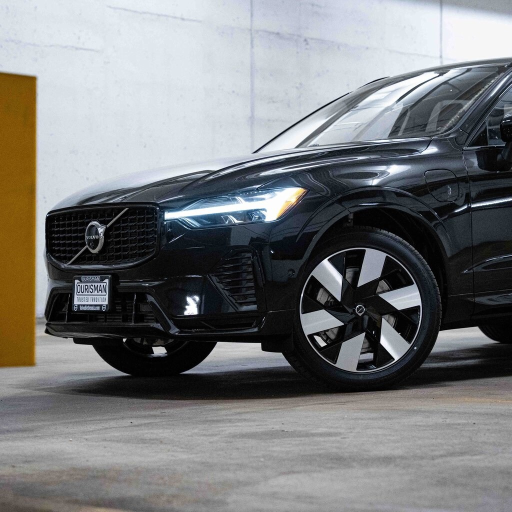 2025 Volvo XC60 T8 Plus photo 2