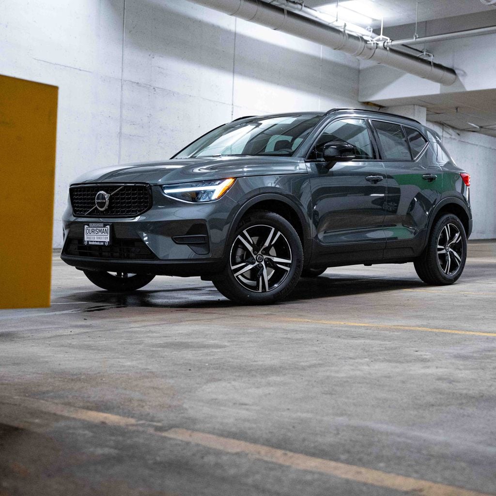 New 2026 Volvo XC40 B5 Core SUV