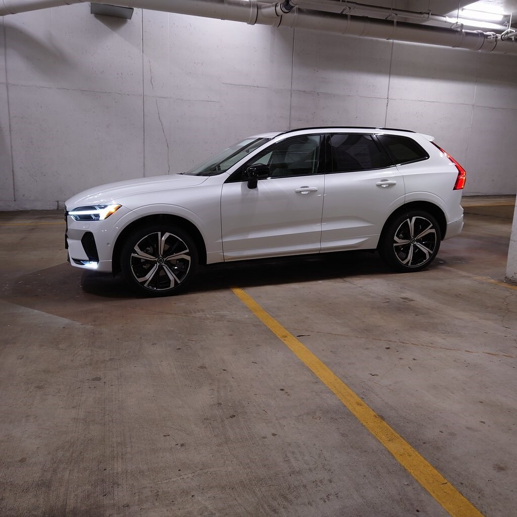 2025 Volvo XC60 B5 photo 3