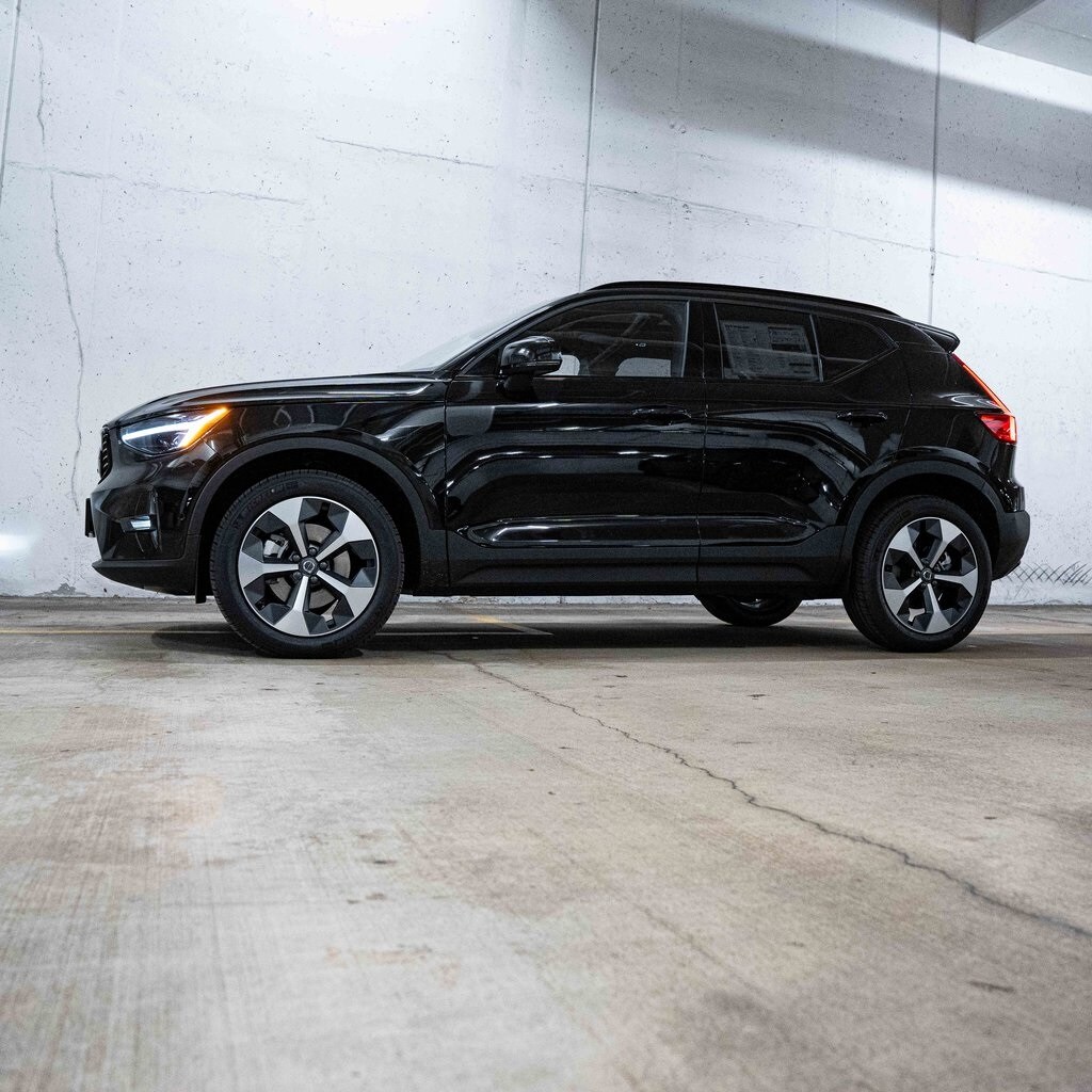 2026 Volvo XC40 Plus photo 3