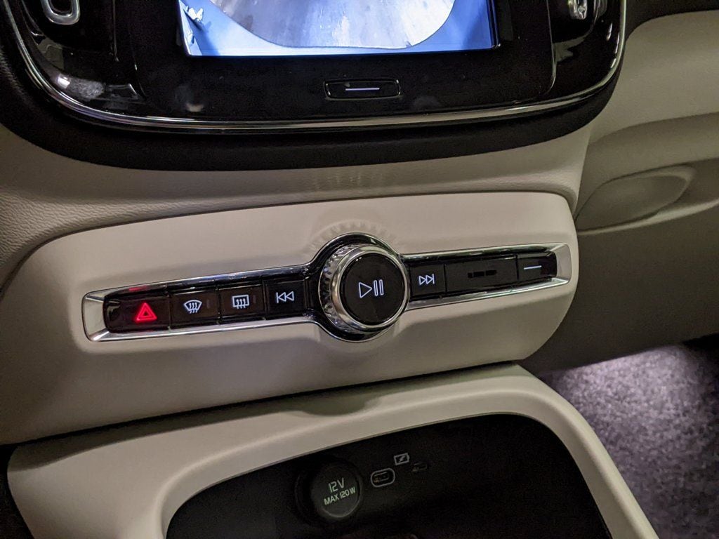 2026 Volvo XC40 Ultra - Photo 18