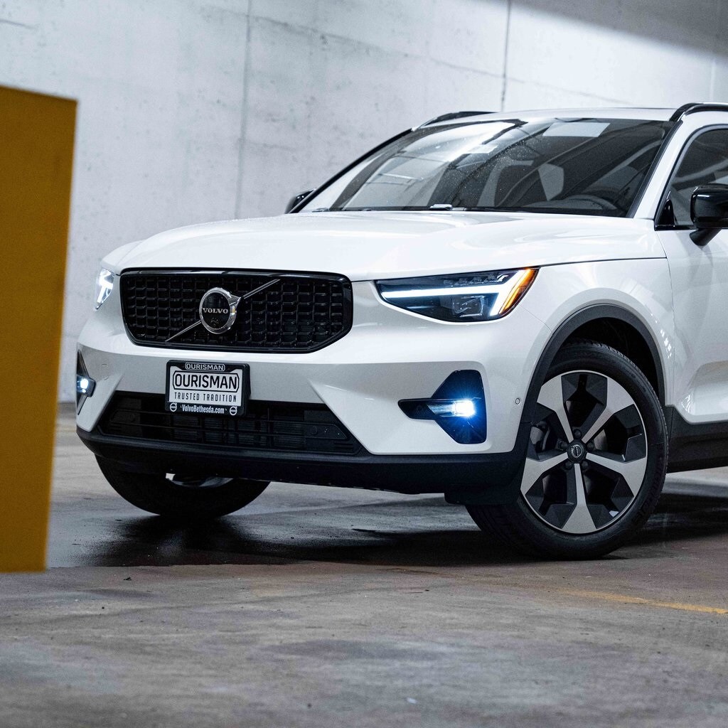 2026 Volvo XC40 Plus photo 2