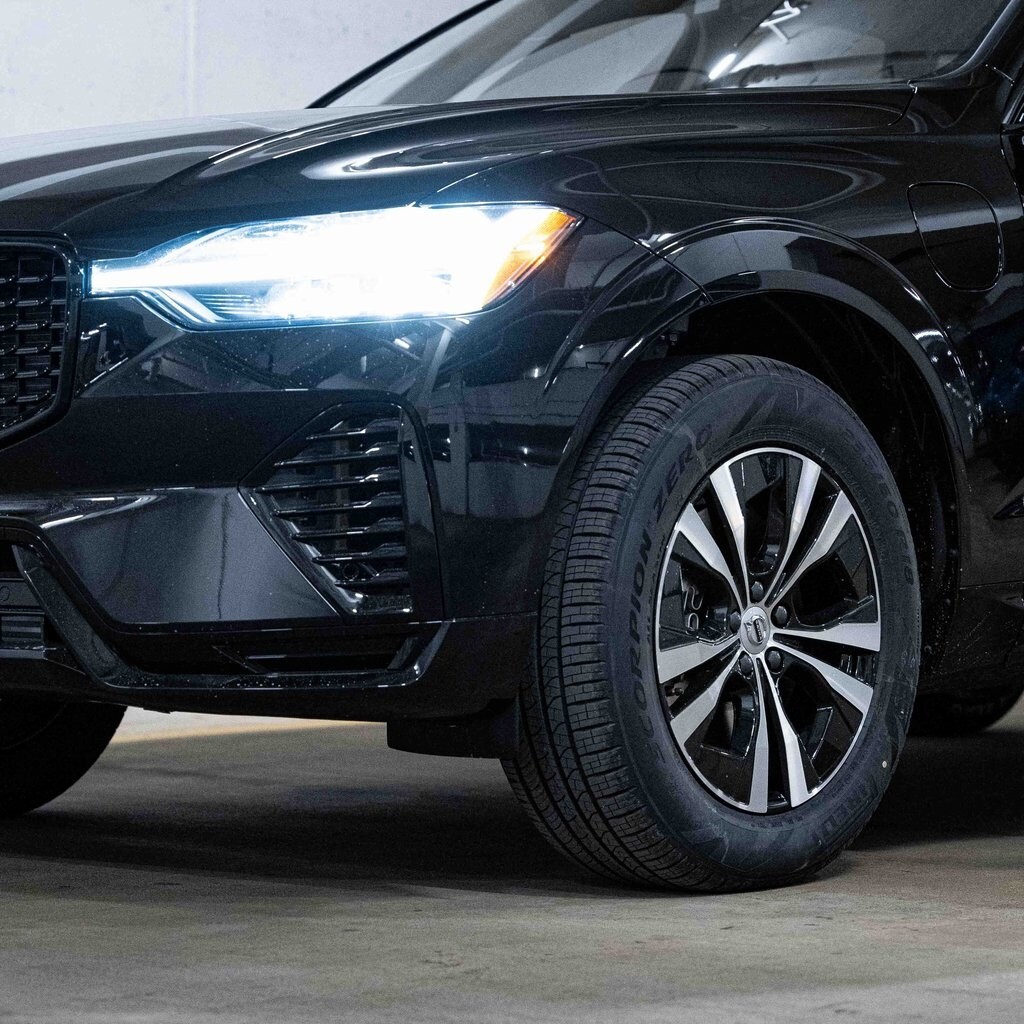 2025 Volvo XC60 T8 Core photo 2