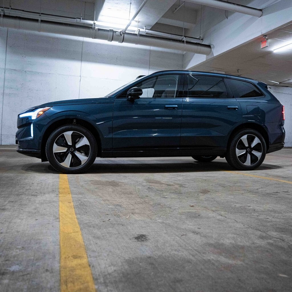 2025 Volvo EX90 Twin Motor Plus photo 3