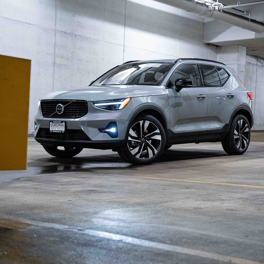 2026 Volvo XC40 B5 Ultra Dark AWD's photo