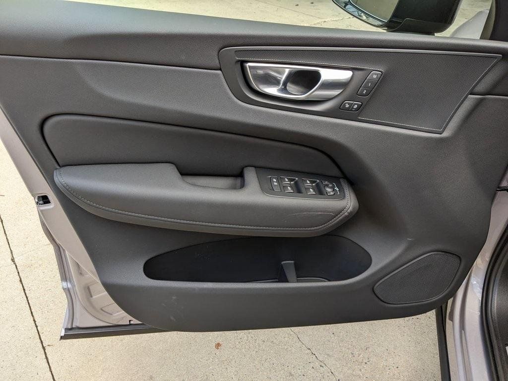 2026 Volvo XC60 Plus - Photo 9