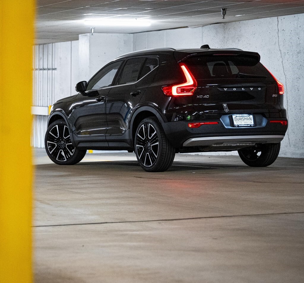 2025 Volvo XC40 photo 3