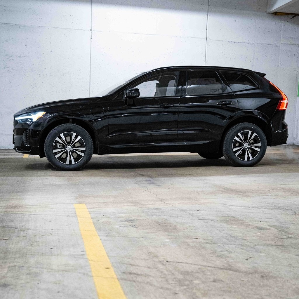 2025 Volvo XC60 T8 Core photo 3