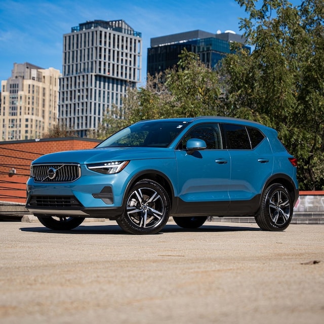 2025 Volvo XC40 B5 Core SUV