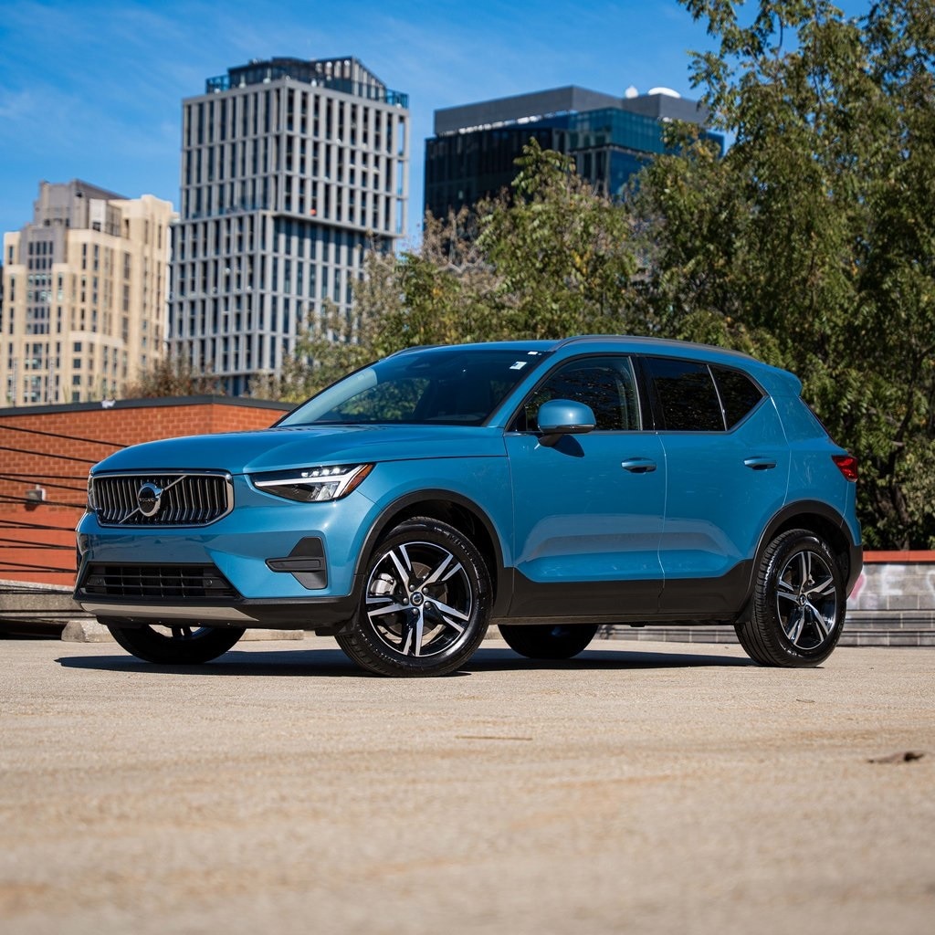 Certified 2025 Volvo XC40 B5 Core SUV