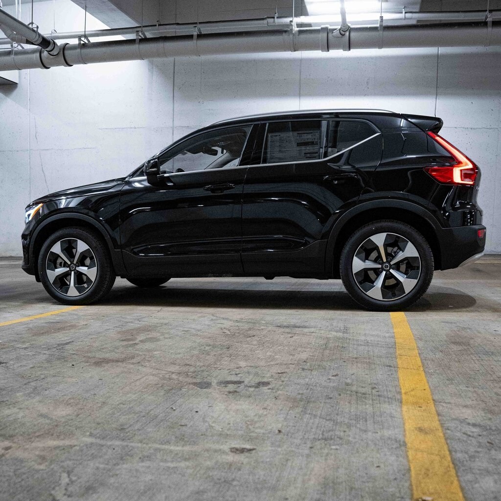 2025 Volvo XC40 Core photo 3