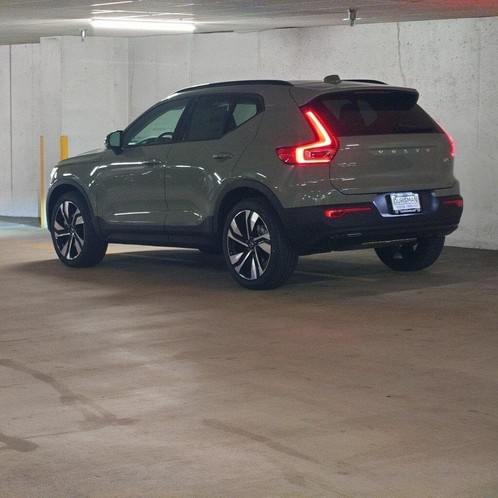2025 Volvo XC40 Plus photo 4