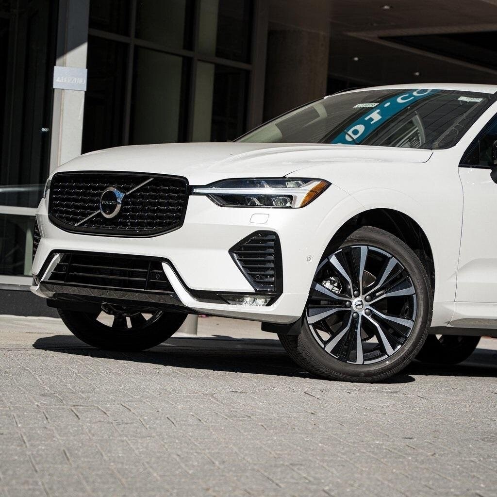 2025 Volvo XC60 B5 Plus photo 2