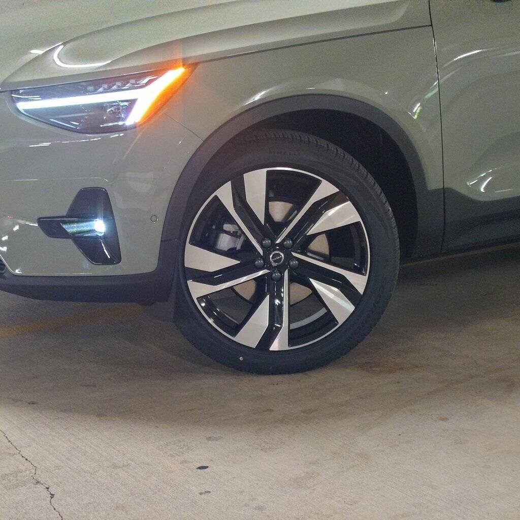 2025 Volvo XC40 Plus photo 2