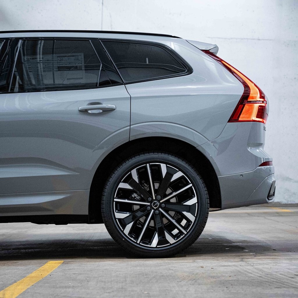 2026 Volvo XC60 B5 photo 4