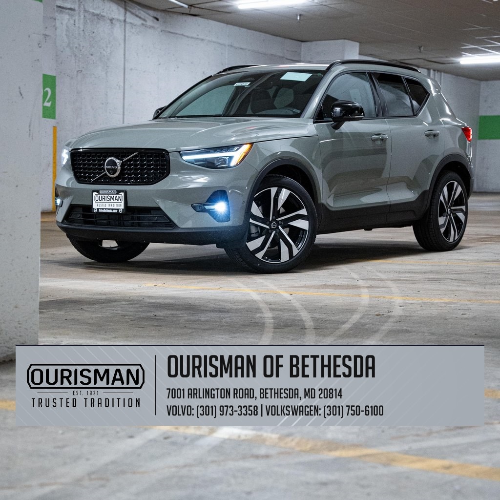 2025 Volvo XC40 B5 Plus Dark Theme