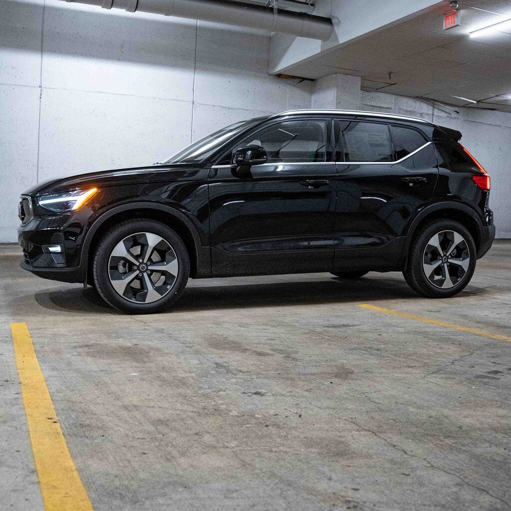 2025 Volvo XC40 Plus photo 3