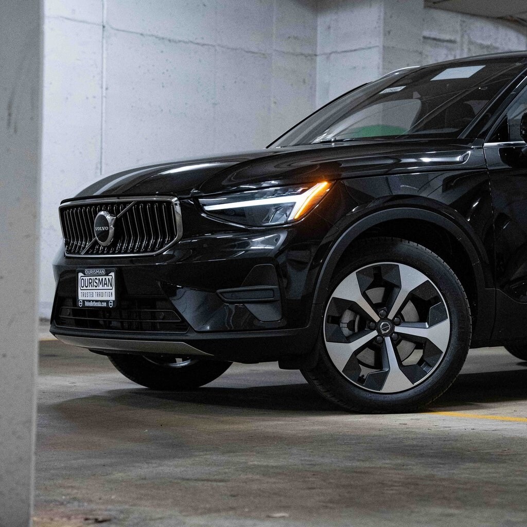 2025 Volvo XC40 Core photo 2