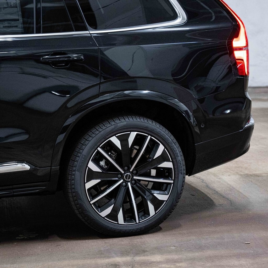2026 Volvo XC90 T8 Plus photo 4