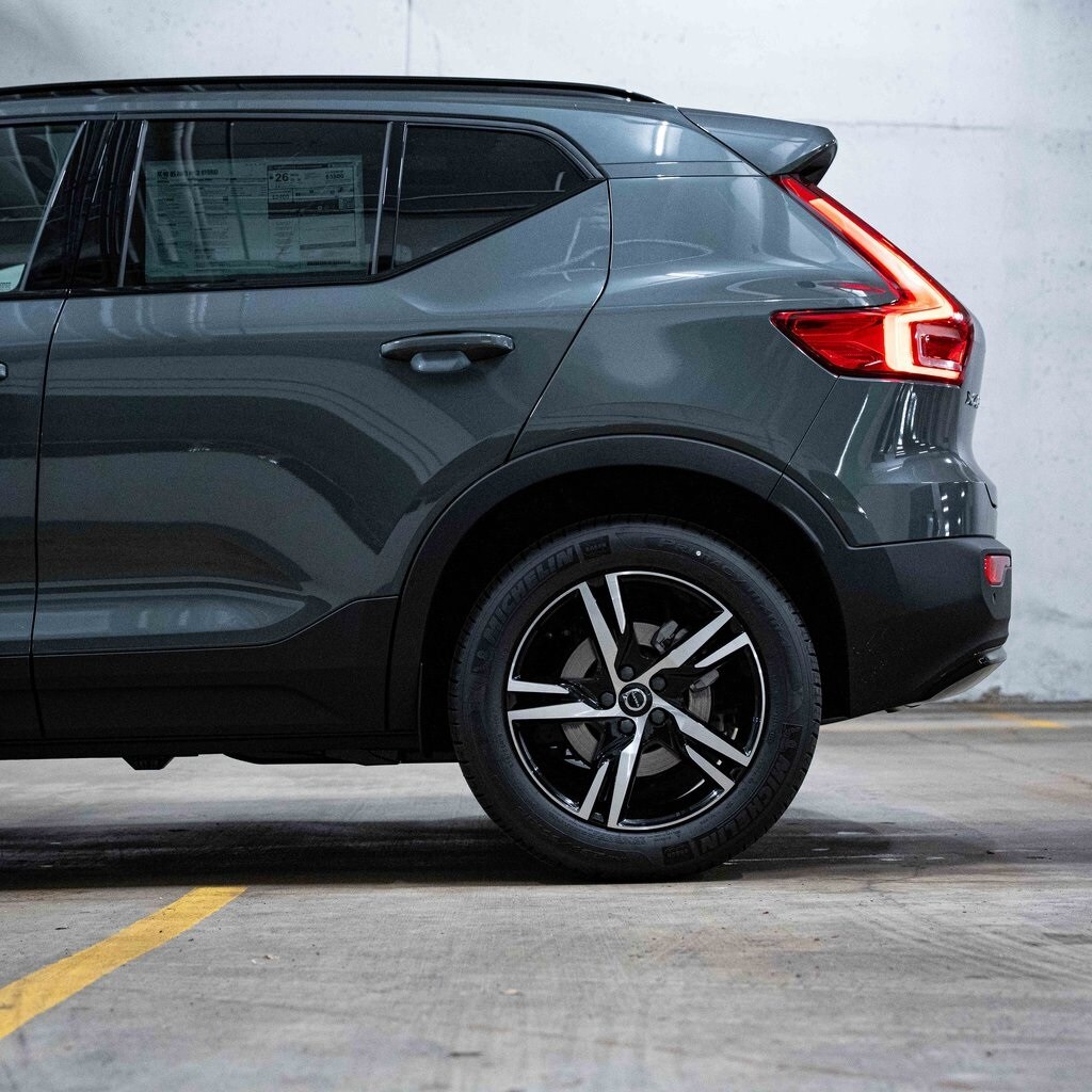 2026 Volvo XC40 Core photo 2