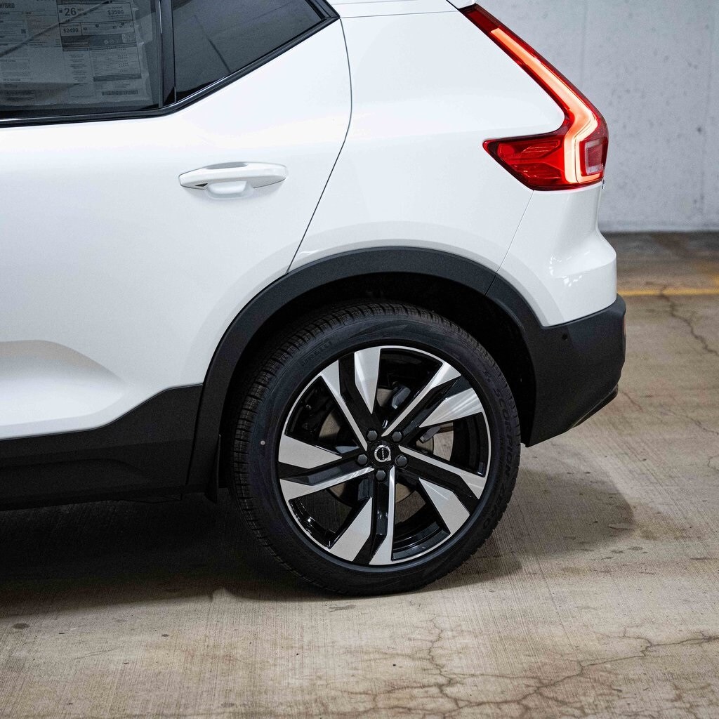 2026 Volvo XC40 photo 3