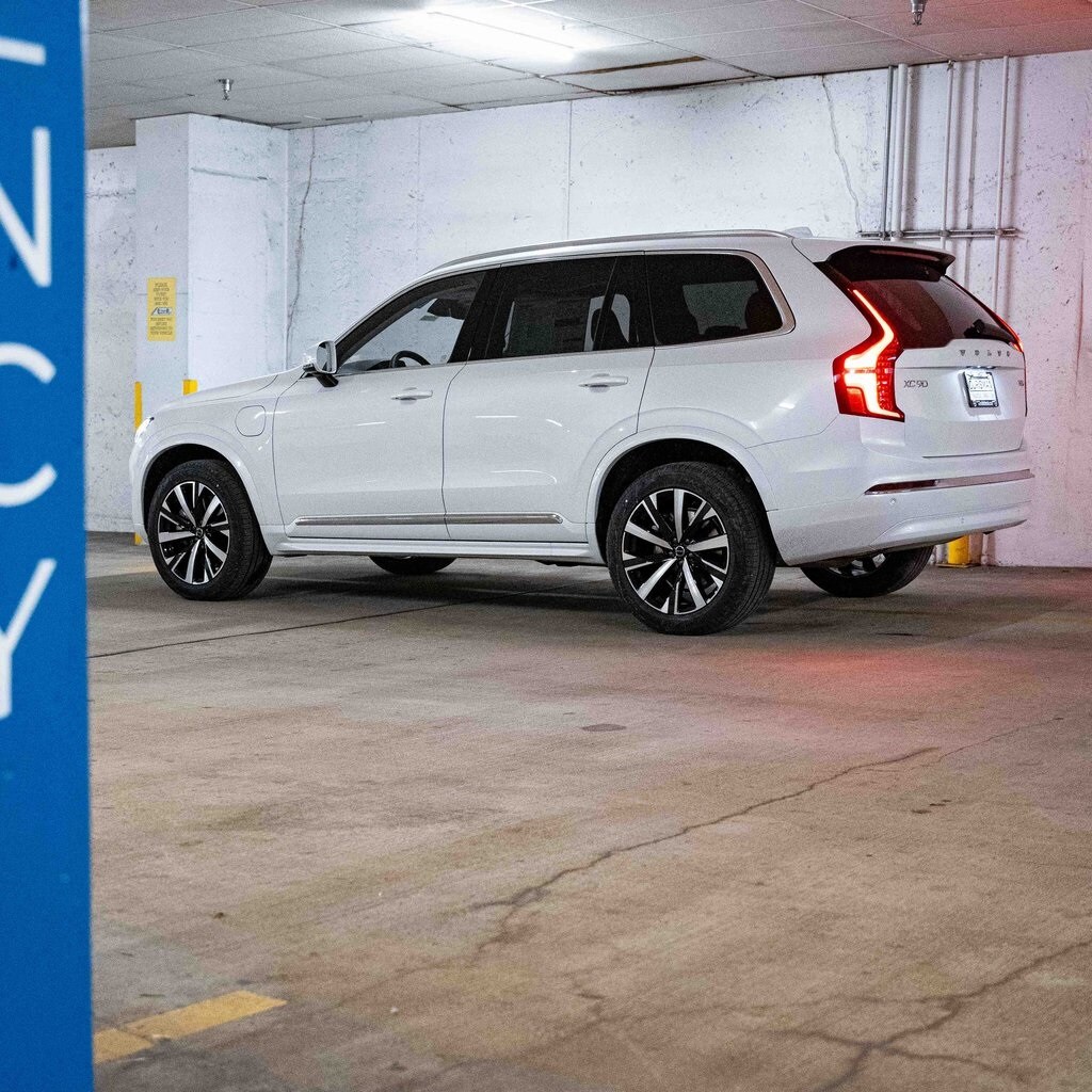 2025 Volvo XC90 T8 Core photo 4