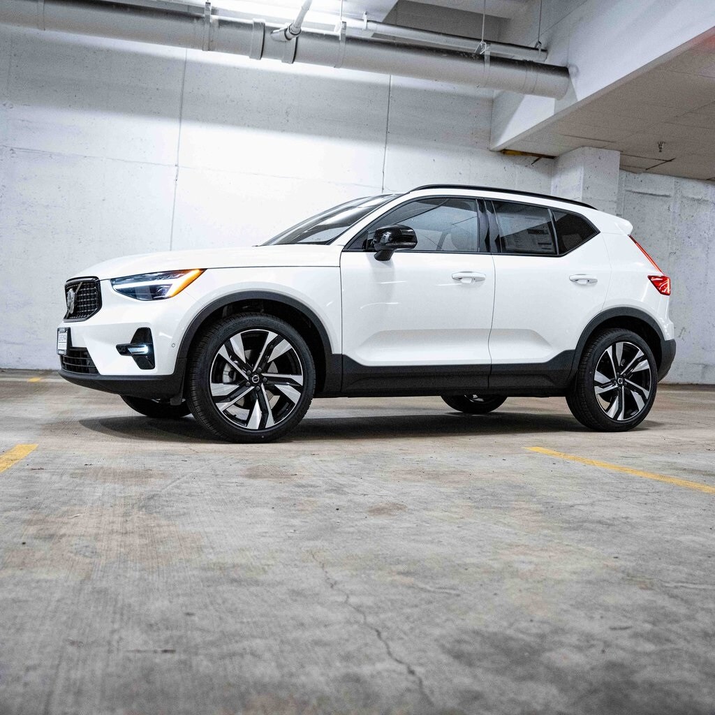 2026 Volvo XC40 photo 2