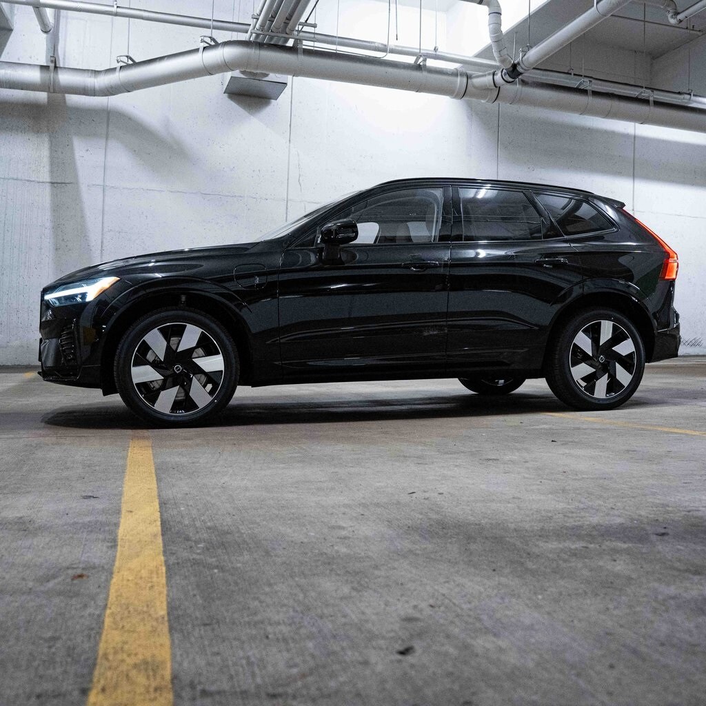 2025 Volvo XC60 T8 Plus photo 3