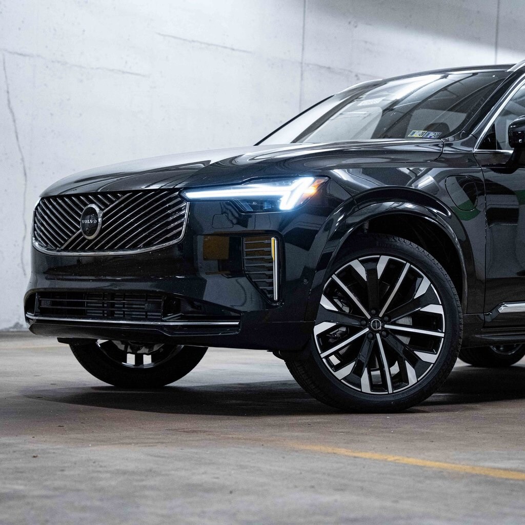2026 Volvo XC90 T8 Plus photo 2