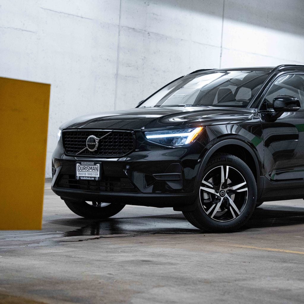 Used 2026 Volvo XC40 B5 Core SUV