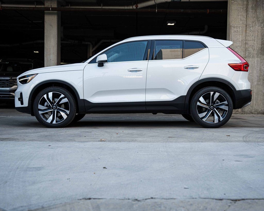New 2025 Volvo XC40 B5 Plus Bright Theme SUV
