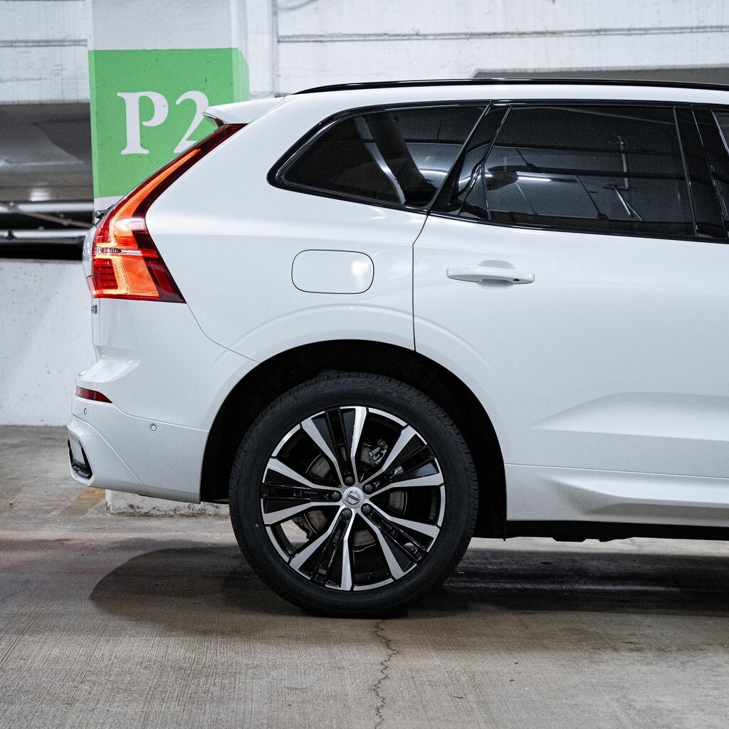 2025 Volvo XC60 B5 photo 4