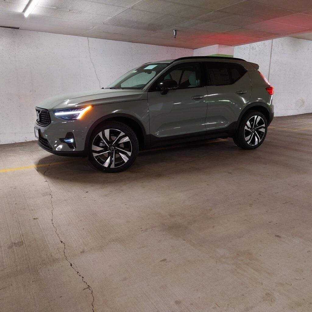 2025 Volvo XC40 Plus photo 3