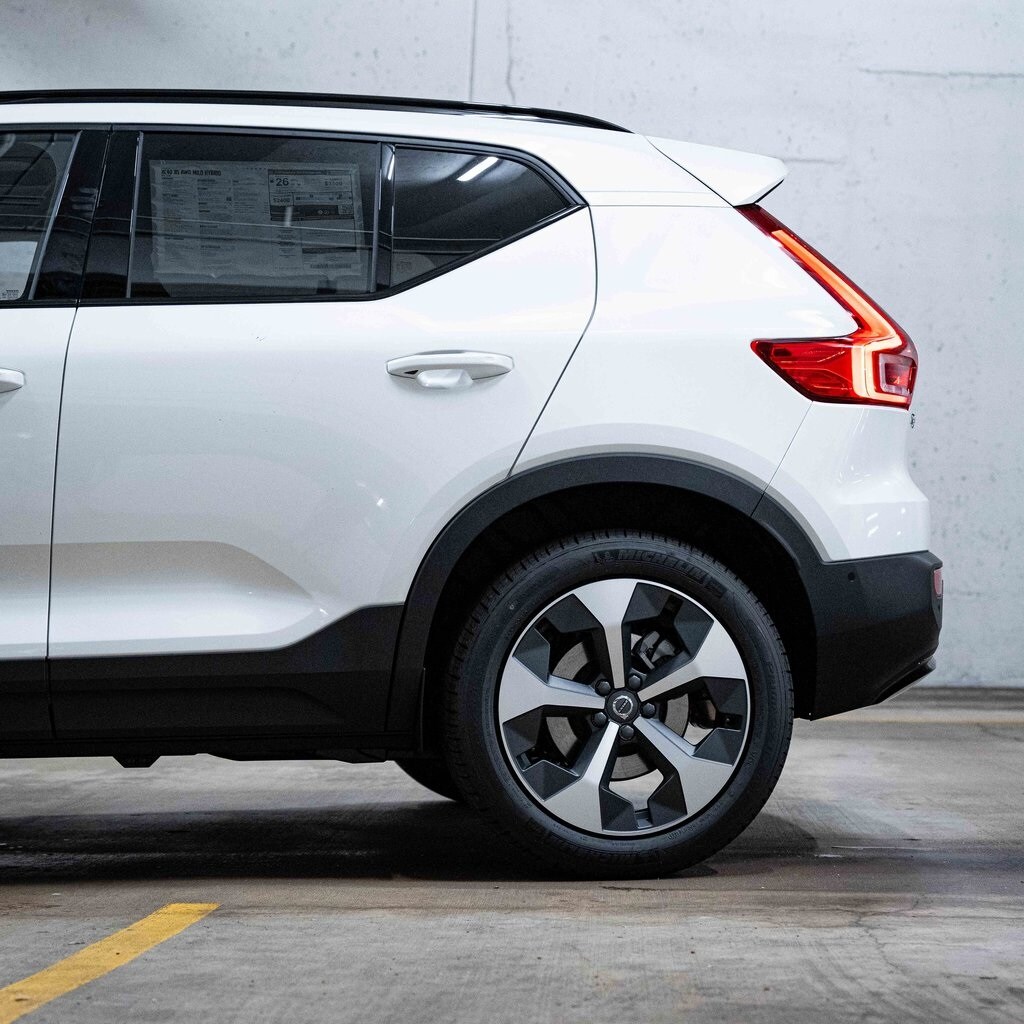 2026 Volvo XC40 Plus photo 4
