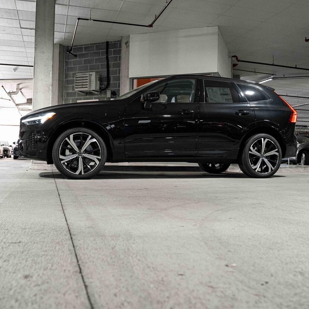 2025 Volvo XC60 Hybrid T8 photo 2