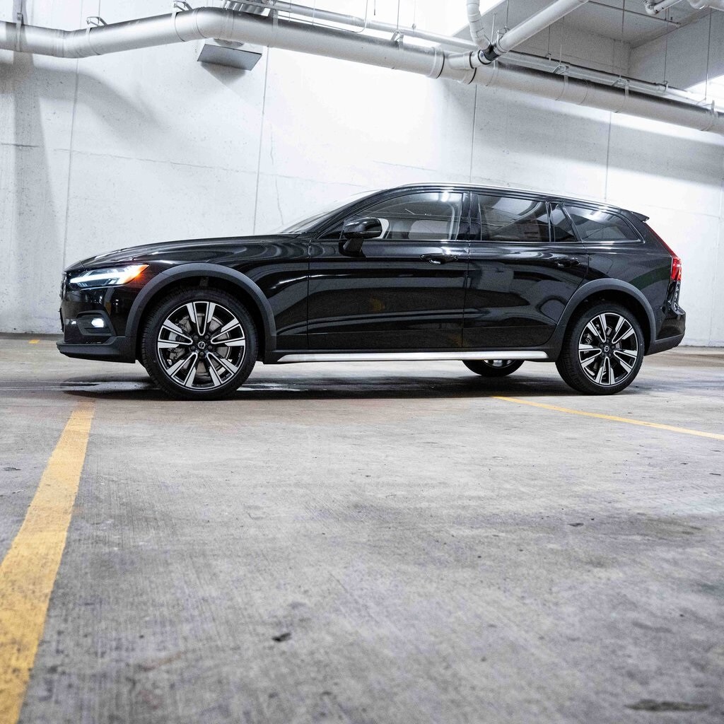2025 Volvo V60 Cross Country B5 photo 2