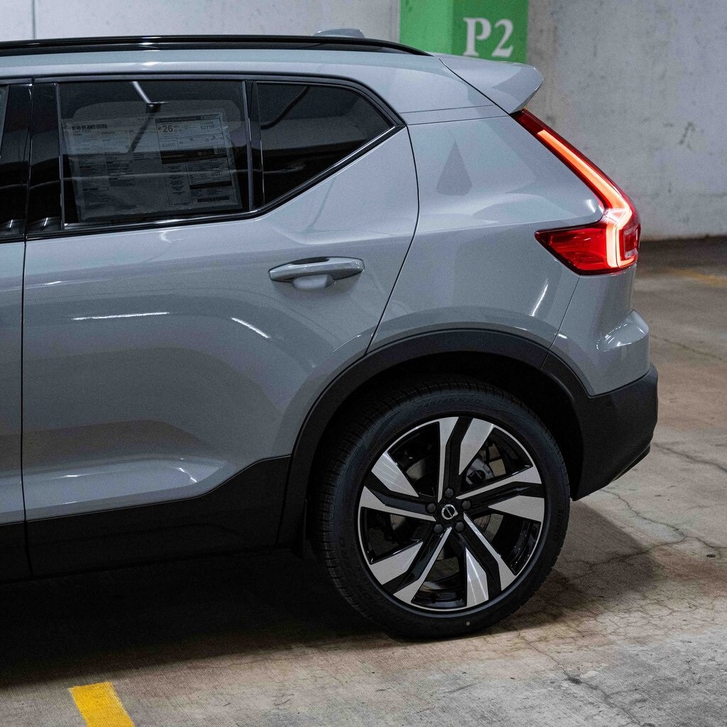 2025 Volvo XC40 photo 4