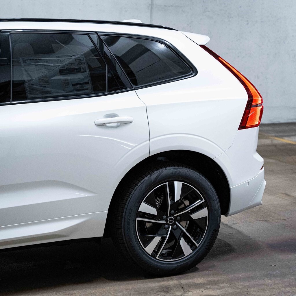 2026 Volvo XC60 B5 Plus photo 3