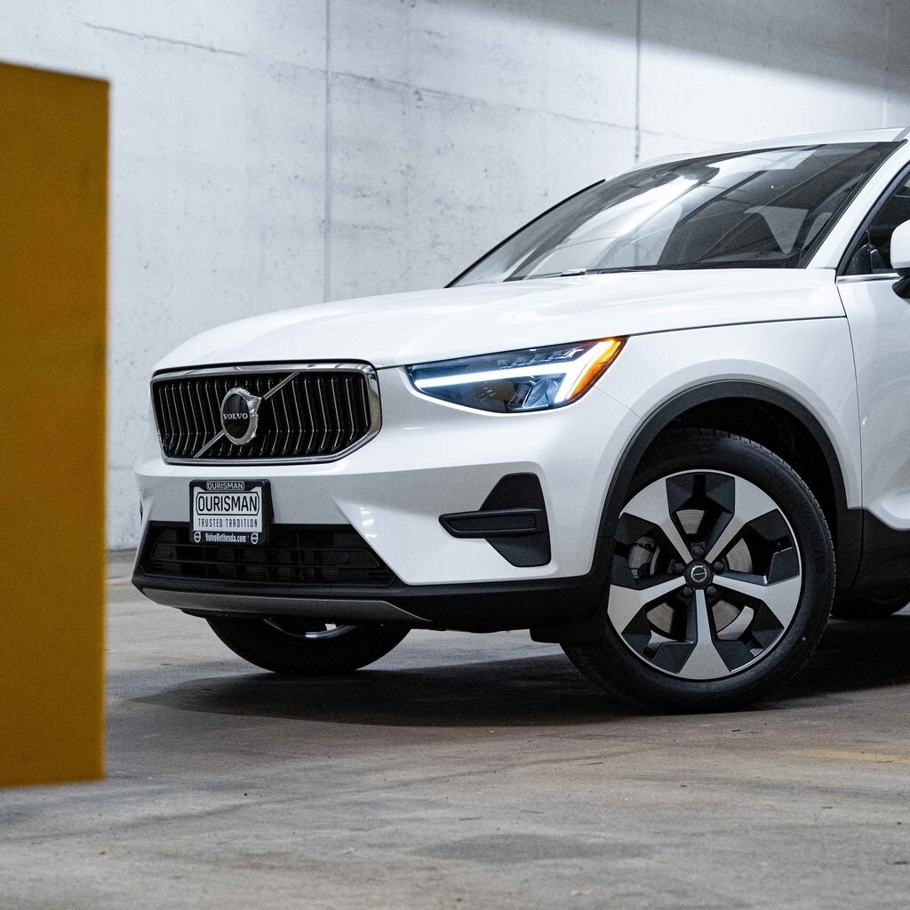 2025 Volvo XC40 Core photo 2