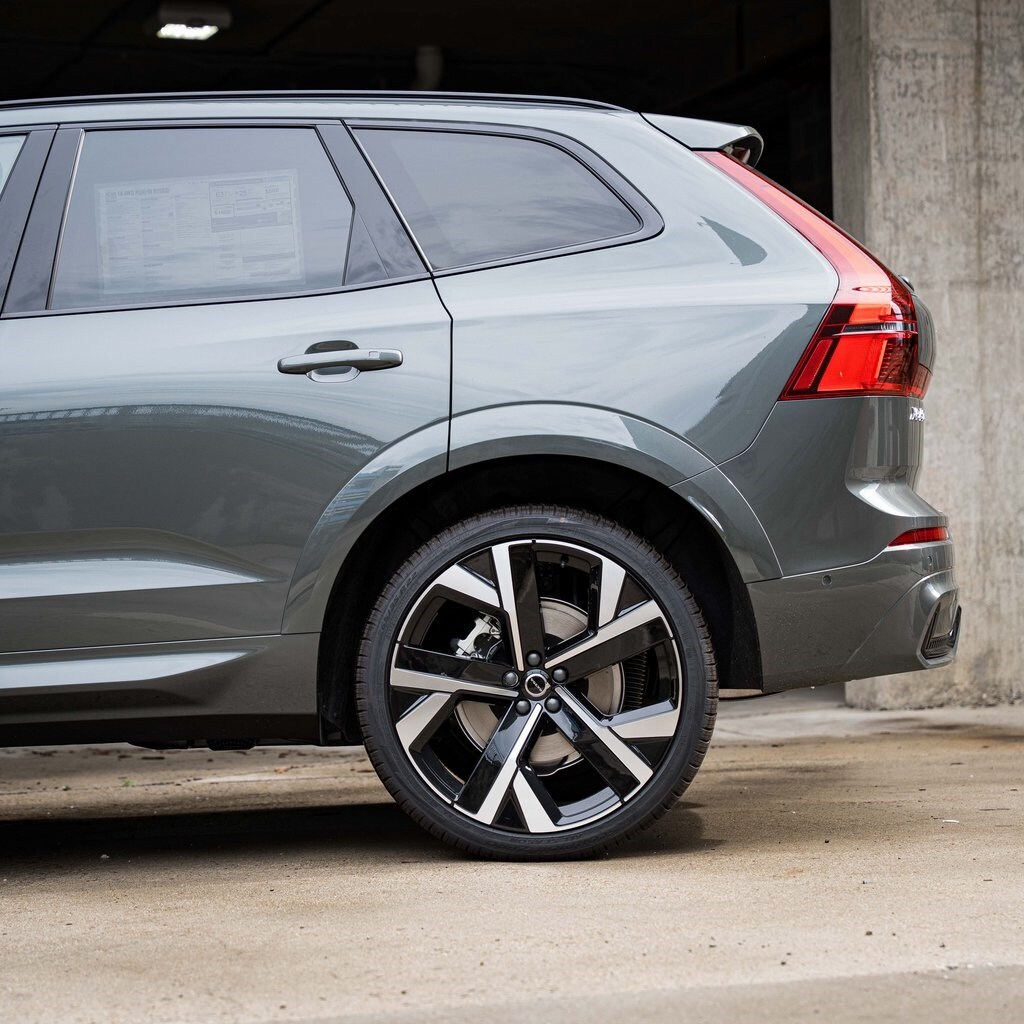 2026 Volvo XC60 Hybrid T8 photo 2