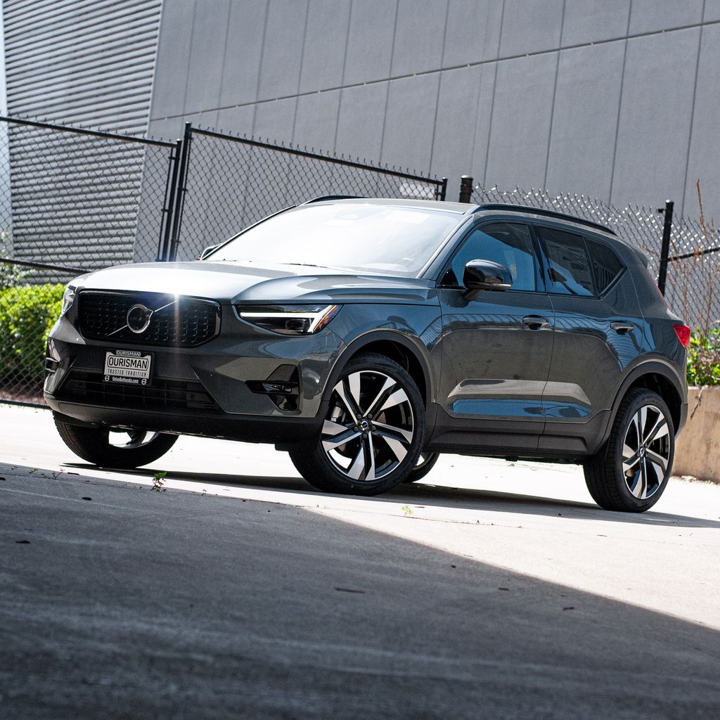 New 2026 Volvo XC40 B5 Ultra SUV