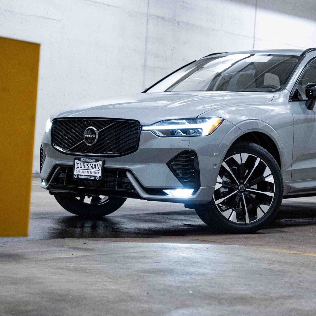 2026 Volvo XC60 B5 photo 2