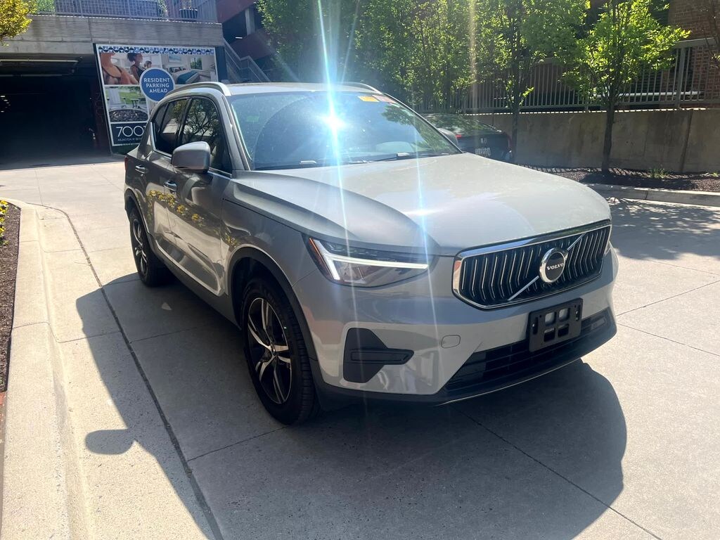 Used 2025 Volvo XC40 B5 Core SUV