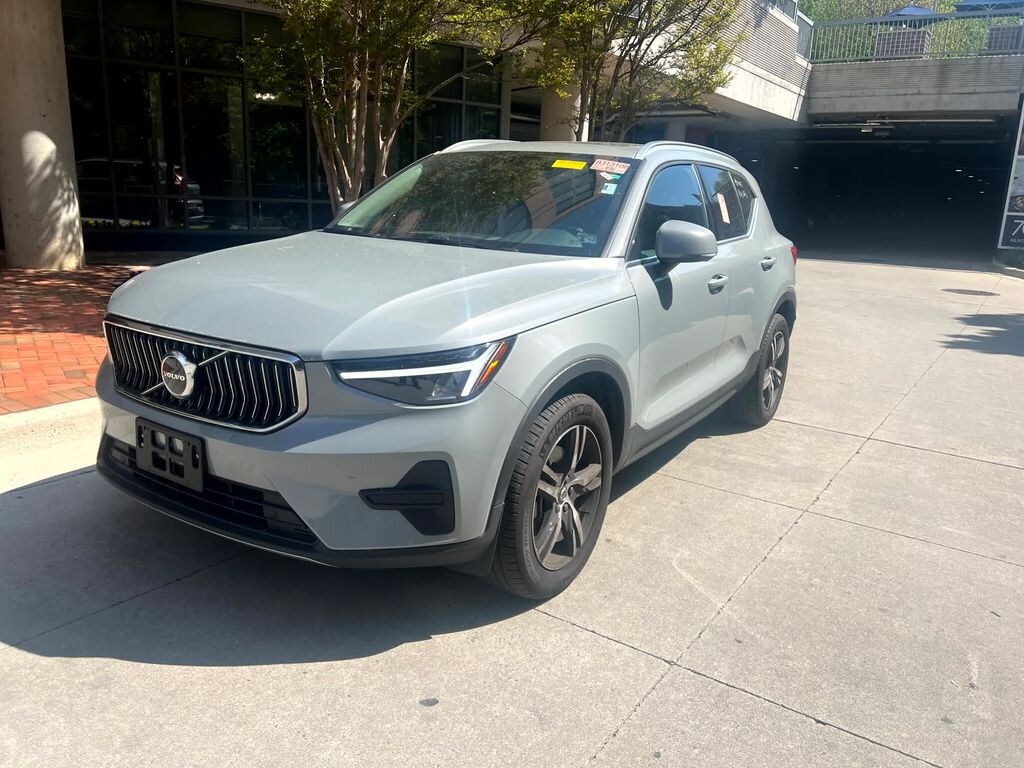 Used 2025 Volvo XC40 B5 Core SUV