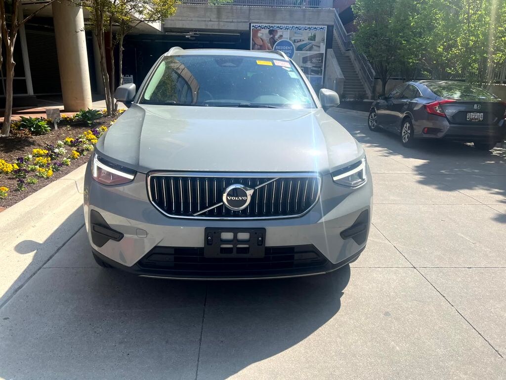 Used 2025 Volvo XC40 B5 Core SUV
