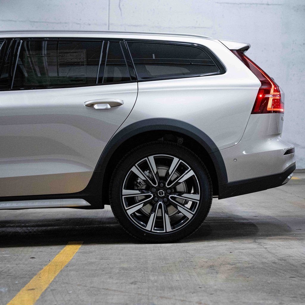 New 2025 Volvo V60 Cross Country B5 Ultra Wagon