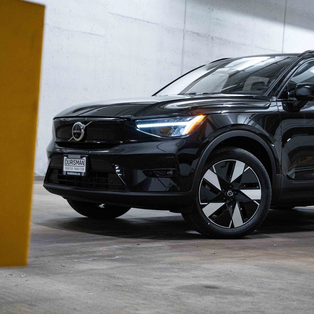 New 2026 Volvo EX40 Twin Motor Plus SUV
