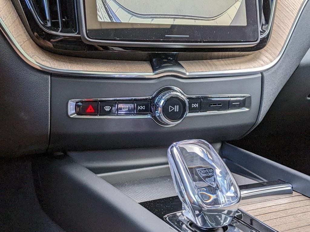 2026 Volvo XC60 Plus - Photo 18