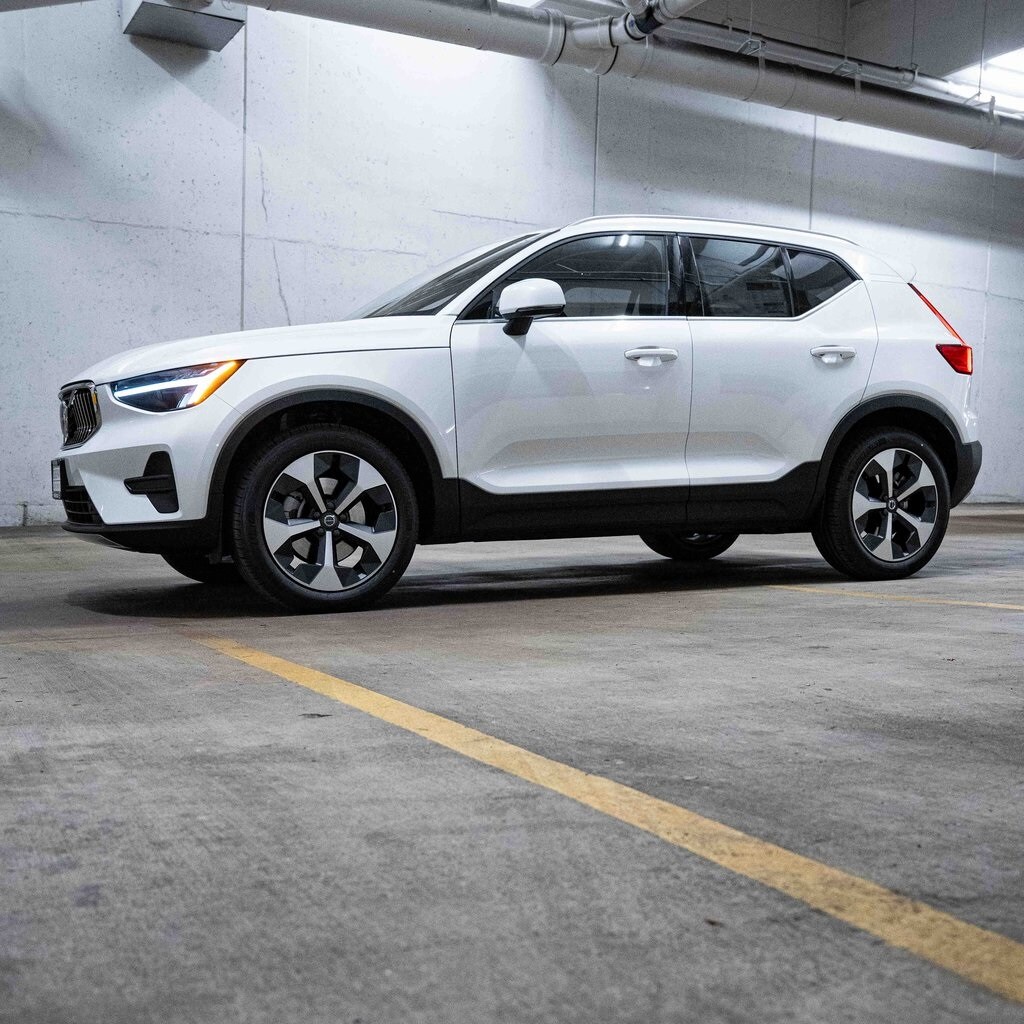 2025 Volvo XC40 Core photo 3