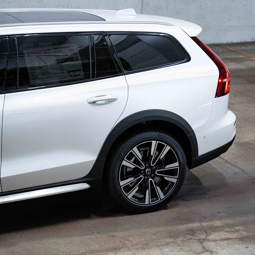 2026 Volvo V60 Cross Country B5 photo 4